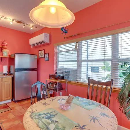 Walk To Indian Rocks Beach - Vibrant Condo-2