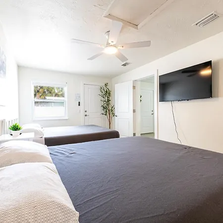 2Bd 2Ba Sunview 6 2Mins To Beachpool!-2