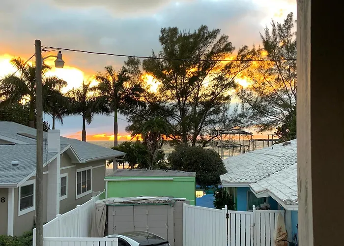 100 Steps To Beautiful Indian Rocks Beach, Oceanside, 2 Bedroom Updated Condo Clearwater Beach