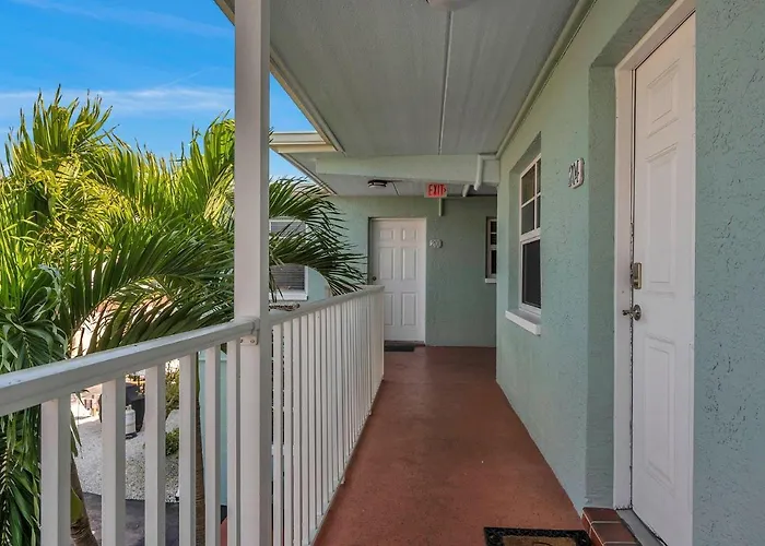 2 Bed-1 Bath With Sunroom, Private Pool And Beach Access! Clearwater Beach