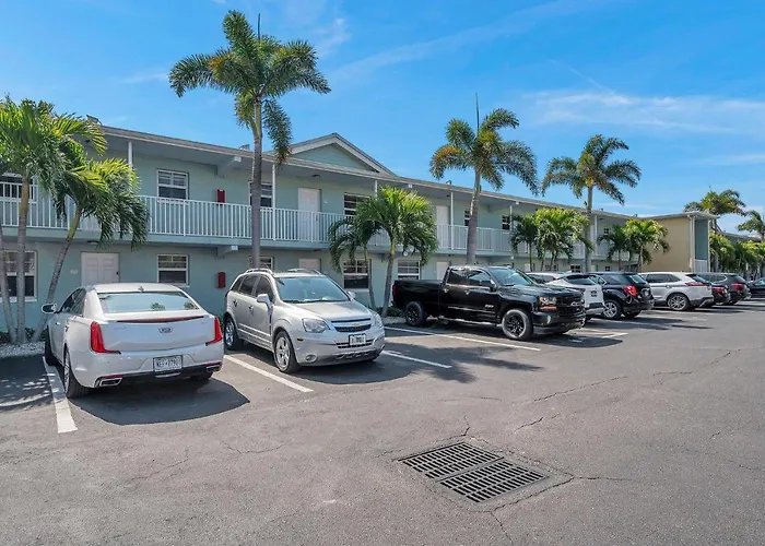 2 Bed-1 Bath With Sunroom, Private Pool And Beach Access! Clearwater Beach