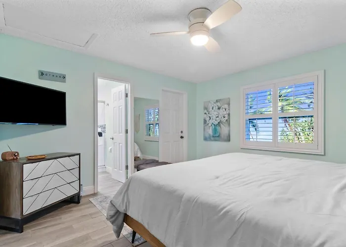 Spanish Villa Suite 54 - Indian Rocks Beach Condo Across The Street To Beach Access, Newly Remodeled & Walkable To Restaurants! Clearwater Beach