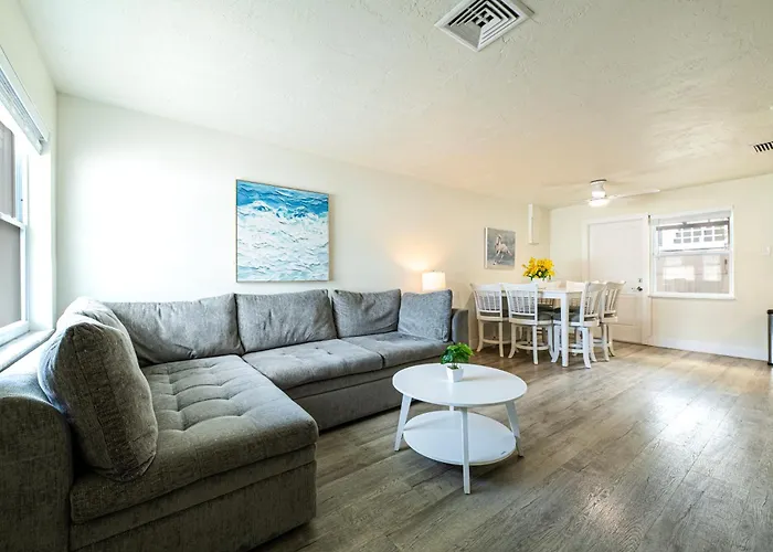 2Bd 1Ba Sunview 5 2Mins To Beachpool! Clearwater Beach