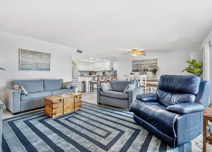 Escape To Beach Oasis! Family Friendly, Updated Beachside Condo With Heated Pool! Clearwater Beach